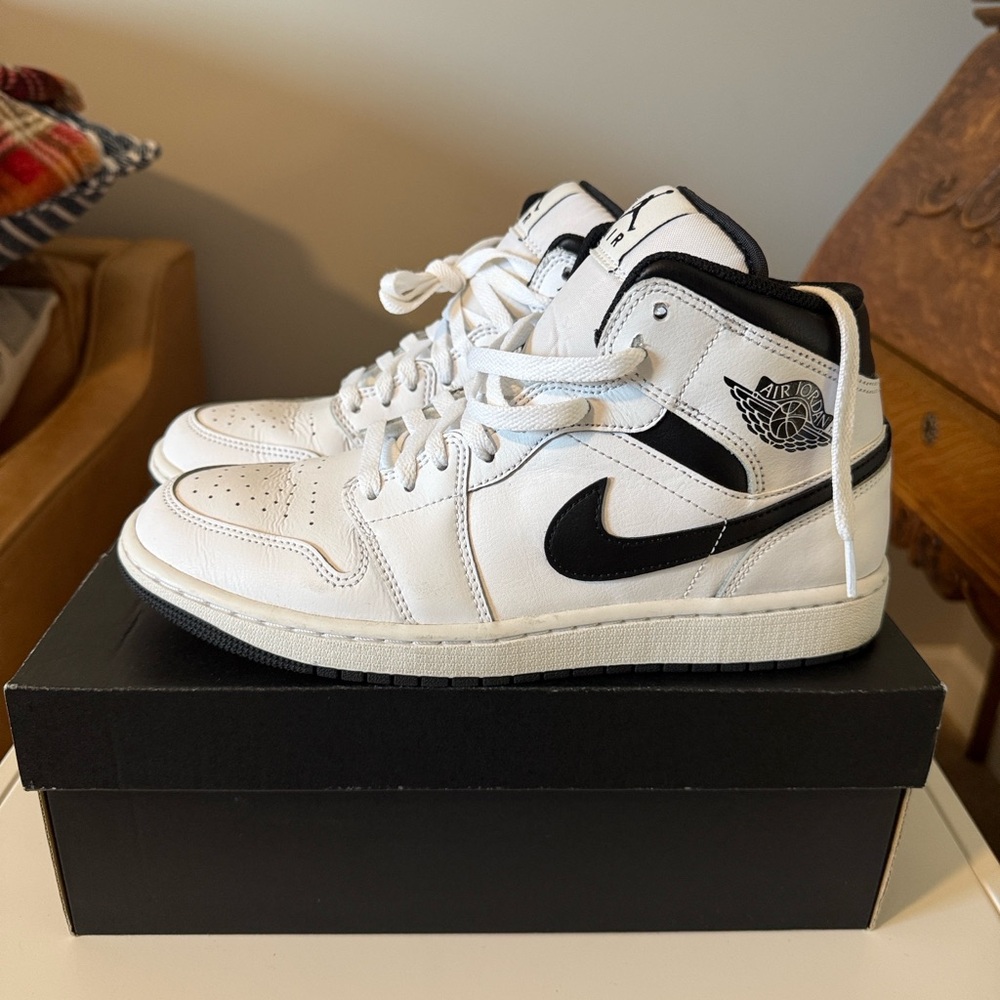 Jordan 1 Mid Reverse Panda - Picture 2 of 6
